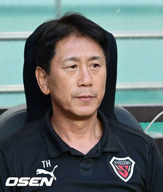 [OSEN=서울월드컵경기장, 김성락 기자] 29일 오후 서울 마포구 월드컵경기장에서 하나은행 K리그 1 2025 21라운드 서울 FC와 포항 스틸러스의 경기가 열렸다. 서울은 6승 9무 5패로 리그 8위, 포항은 9승 5무 6패로 리그 4위를 기록하고 있다.경기 시작에 앞서 포항 박태하 감독이 생각에 잠겨 있다. 2025.06.29 / ksl0919@osen.co.kr