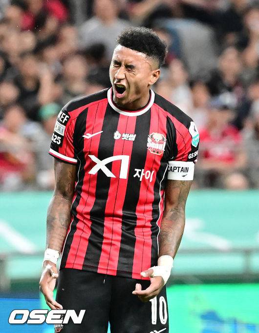 [OSEN=서울월드컵경기장, 김성락 기자] 29일 오후 서울 마포구 월드컵경기장에서 하나은행 K리그 1 2025 21라운드 서울 FC와 포항 스틸러스의 경기가 열렸다. 서울은 6승 9무 5패로 리그 8위, 포항은 9승 5무 6패로 리그 4위를 기록하고 있다.후반 서울 린가드가 슛에 실패, 아쉬워하고 있다.  2025.06.29 / ksl0919@osen.co.kr