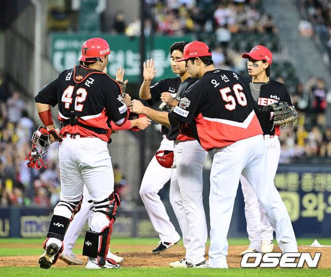 [OSEN=잠실, 최규한 기자] 프로야구 KIA 타이거즈가&nbsp;LG 트윈스를 꺾고 위닝시리즈에 성공했다.&nbsp;KIA는&nbsp;29일 서울 잠실구장에서 열린 2025 KBO리그&nbsp;LG와 경기에서 11-2로 승리했다. 6회 6안타 6득점 빅이닝으로 승기를 잡았다. 톱타자 고종욱이 4타수 3안타 1타점 1득점으로 활약했다.&nbsp;KIA 선발 윤영철은 5이닝 동안 5피안타 1볼넷 4탈삼진 1실점으로 시즌 2승째를 기록했다.경기를 마치고 승리한 KIA 선수들이 인사를 나누고 있다. 2025.06.29 / dreamer@osen.co.kr
