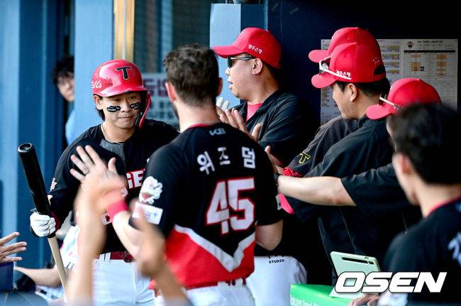 [OSEN=잠실, 최규한 기자] 29일 서울 잠실야구장에서 ‘2025 신한 SOL Bank KBO리그’ LG 트윈스와 KIA 타이거즈의 경기가 열렸다.홈팀 LG는 요니 치리노스, 방문팀 KIA는 윤영철을 선발로 내세웠다.6회초 1사 3루 상황 KIA 박찬호가 달아나는 1타점 희생플라이를 날리고 이범호 감독과 인사를 나누고 있다. 2025.06.29 / dreamer@osen.co.kr