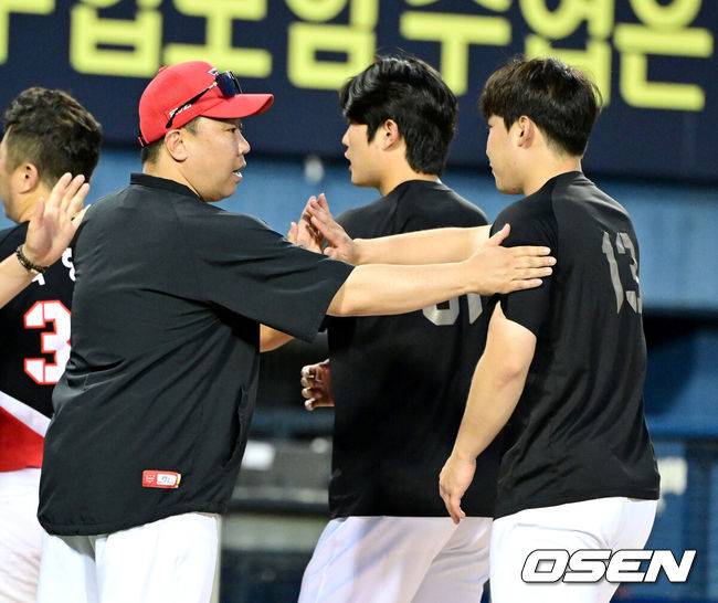 [OSEN=잠실, 최규한 기자] 프로야구 KIA 타이거즈가&nbsp;LG 트윈스를 꺾고 위닝시리즈에 성공했다.&nbsp;KIA는&nbsp;29일 서울 잠실구장에서 열린 2025 KBO리그&nbsp;LG와 경기에서 11-2로 승리했다. 6회 6안타 6득점 빅이닝으로 승기를 잡았다. 톱타자 고종욱이 4타수 3안타 1타점 1득점으로 활약했다.&nbsp;KIA 선발 윤영철은 5이닝 동안 5피안타 1볼넷 4탈삼진 1실점으로 시즌 2승째를 기록했다.경기를 마치고 승리한 KIA 이범호 감독과 승리투수 윤영철이 인사를 나누고 있다. 2025.06.29 / dreamer@osen.co.kr