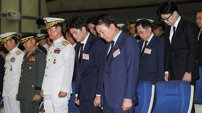 29일 경기도 평택시 해군 2함대사령부 충무동산에서 열린 '제2연평해전 승전 23주년 기념식'에서 양용모 해군참모총장(왼쪽부터), 주일석 해병대 사령관, 허성재 해군2함대 사령관, 국민의힘 김용태 비상대책위원장, 성일종 국방위원회 위원장, 한동훈 전 대표(오른쪽) 등이 순국선열과 호국영령에 대한 묵념을 하고 있다.