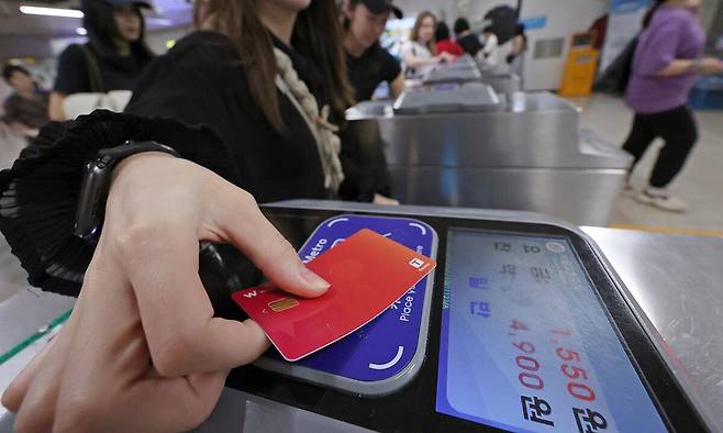 한 시민이 29일 서울 시내의 한 지하철역 개찰구에서 교통카드를 태그하고 있다. 28일부터 서울·인천·경기 지하철을 탈 때 교통카드 기본요금이 기존 1400원에서 1550원으로 150원 인상됐다. 뉴시스
