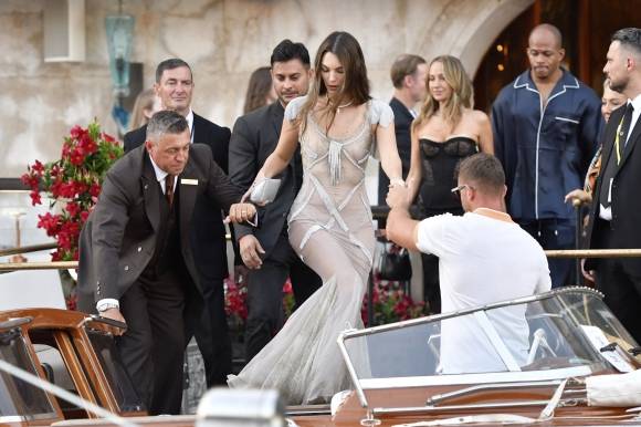 아마존 창업자 제프 베이조스와 그의 아내 로런 산체스 베이조스의 결혼식이 26일(현지시간)부터 사흘간 이탈리아 베네치아에서 열린 가운데 하객으로 참석한 이탈리아 모델 비토리아 세레티가 28일 호텔을 나서고 있다. 2025.6.28 베네치아 AP 연합뉴스