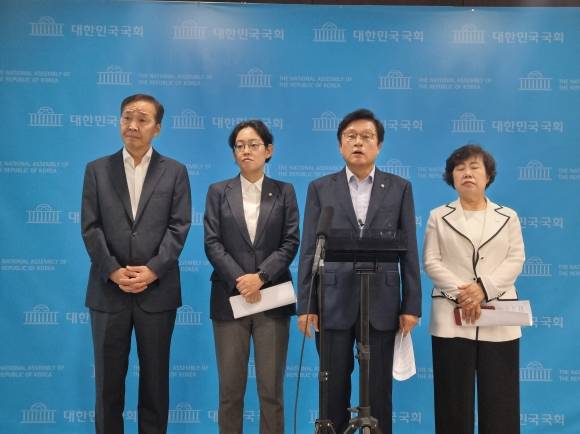 국회 예산결산특별위원회 야당 간사로 내정된 박형수(오른쪽 두 번째) 국민의힘 의원이 29일 국회 소통관에서 취재진들의 질문에 답하고 있다. 왼쪽부터 김기웅·조지연 의원, 박 의원, 조배숙 의원. 조중헌 기자