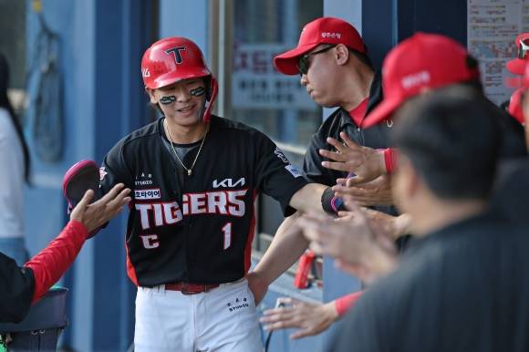 KIA 타이거즈 박찬호가 29일 서울 잠실야구장에서 열린 2025 KBO리그 정규시즌 LG 트윈스와의 원정 경기에서 득점한 뒤 이범호 감독에게 칭찬받고 있다. KIA 타이거즈 제공
