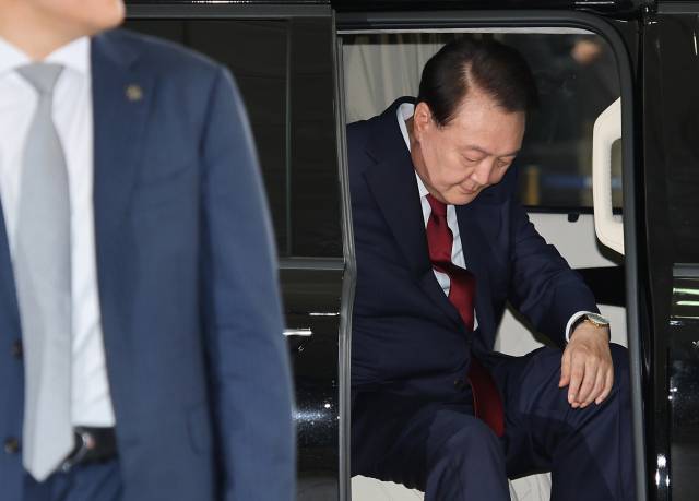 윤석열 전 대통령이 28일 12·3 비상계엄과 관련한 내란·외환 사건을 수사하는 조은석 특별검사팀에 조사를 받기 위해 서울 서초구 서울고등검찰청으로 들어가고 있다. 조태형 기자