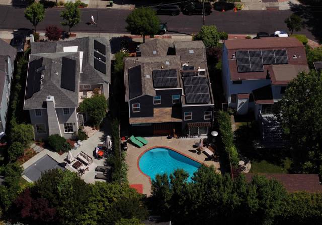미국 캘리포니아주 샌 안셀모의 한 주택가 지붕에 태양광 패널이 설치되어 있는 모습. AFP연합뉴스