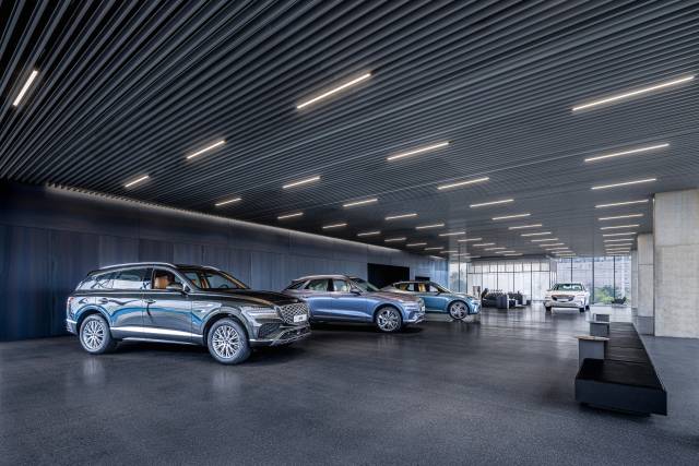 제네시스 청주 3층 쇼룸에는 GV60, GV70, GV80 등 스포츠유틸리타차량(SUV)이 충분한 간격을 두고 전시돼 있다. 사진 제공=제네시스