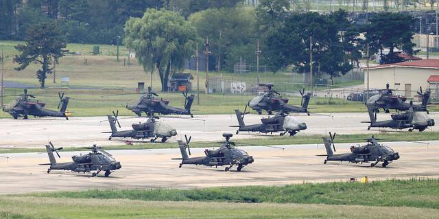 경기도 평택시 주한미군기지 캠프 험프리스에 아파치 헬기 여러 대가 대기하고 있다. 연합뉴스