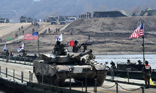 경기 연천군 임진강 일대 석은소 훈련장에서 열린 한미 연합 제병협동 도하훈련에서 K1E1전차가 180m 길이의 연합부교를 건너고 있다. 뉴스1