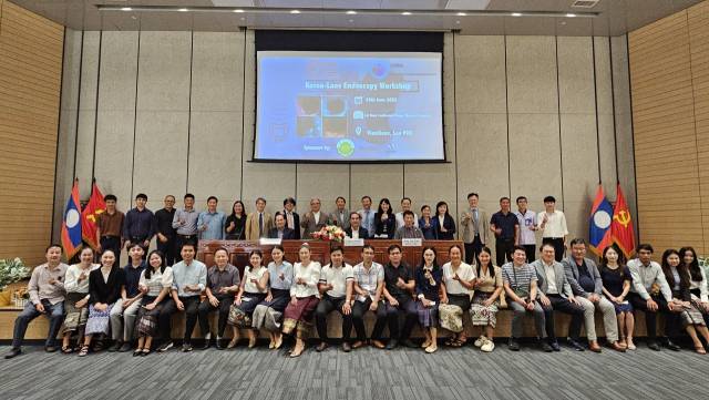 28일 라오스 비엔티안 소재 마호솟병원에서 열린 한국-라오스 소화기내시경 워크숍에서 파이반 케오파서(가운데) 라오스 보건부 차관과 참석자들이 기념사진을 찍었다. 안경진 기자