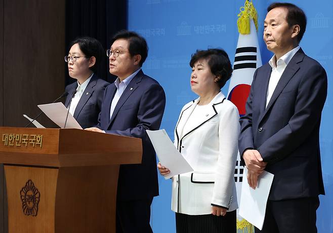 국민의힘 국회 예산결산특별위원회 소속 조지연(왼쪽부터), 박형수, 조배숙, 김기웅 의원이 29일 서울 여의도 국회 소통관에서 "민주당의 독단적 예결위 운영 규탄" 기자회견을 하고 있다. ⓒ연합뉴스