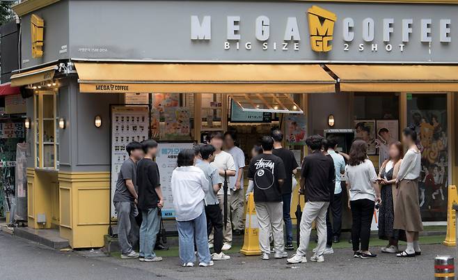 6월25일 서울 시내 메가커피(MGC) 매장에서 손님들이 줄을 서서 커피를 구입하고 있다. ⓒ시사저널 이종현