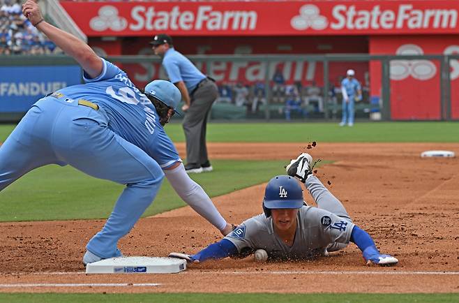 LA 다저스 김혜성이 29일 캔자스시티전에서 출루한 뒤 견제구에 1루로 귀루, 세이프 되고 있다. 캔자스시티 | AP연합뉴스