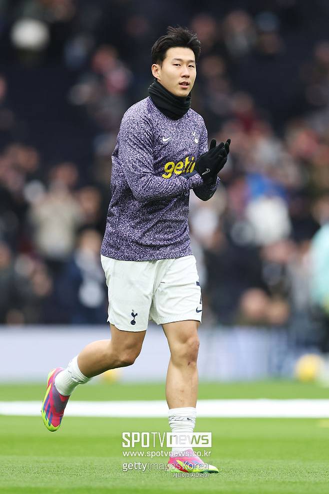 ▲ 여러 측면에서 손흥민의 튀르키예행을 마냥 낙관할 순 없다. 넘어야 할 산이 적지 않다. 그럼에도 한 가지 확실한 사실은 제이든 산초(맨체스터 유나이티드) 네이마르(산투스) 등과 달리 페네르바흐체의 손흥민을 향한 관심은 지난달 말부터 꾸준한 '보합세'를 띠고 있다는 점이다. 이는 튀르키예와 영국 언론 보도를 중심으로 살피면 확인할 수 있다. 이달 초에도 튀르키예 매체 ‘NTV 스포르’는 "무리뉴 감독이 토트넘 시절 함께한 손흥민과 다시 만나길 열망하고 있다. 구단 수뇌부에 손흥민 영입을 강하게 요청했고 알리 코치 회장도 한국인 공격수를 최전방 보강 카드로 삼는 데 전향적인 입장"이라고 보도했다.