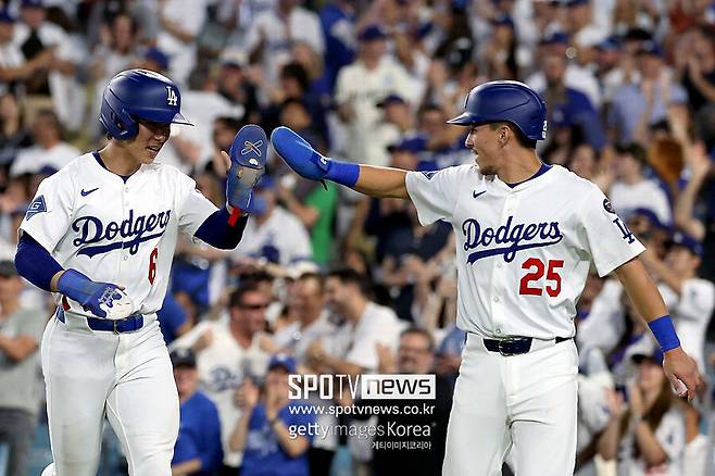 ▲ 로버츠 감독은 에드먼(오른쪽)의 발목 상태가 회복됐고, 현지 언론은 에드먼의 외야수 출전이 늘어나며 김혜성(왼쪽)의 2루수 출전 기회가 늘어날 것으로 내다보고 있다