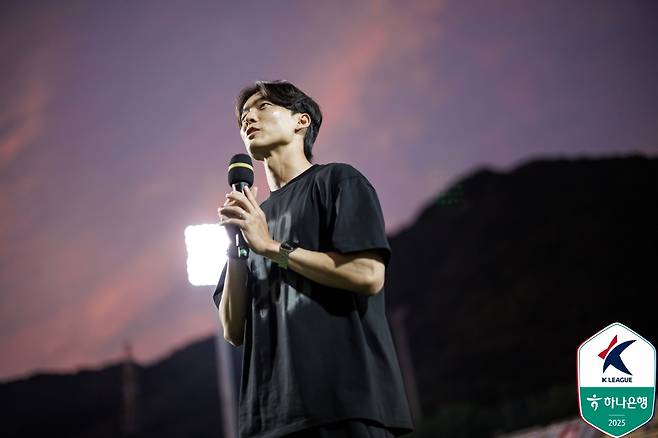 경남FC 팬들에게 작별 인사를 하고 있는 이강희. /사진=한국프로축구연맹 제공