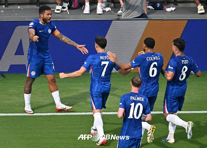 첼시 리스 제임스(왼쪽)가 29일(한국시간) 미국 샬럿의 뱅크 오브 아메리카 스타디움에서 열린 2025 국제축구연맹(FIFA) 클럽 월드컵 16강 벤피카전에서 프리킥 골을 성공시킨 뒤 동료들의 축하를 받고 있다. /AFPBBNews=뉴스1