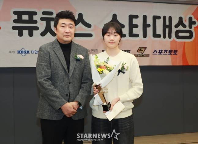 지난해 열린 2024 퓨처스 스타대상에서 농구부문 스타상을 수상한 이가현(오른쪽)이 신석 한국중고등학교농구연맹 이사와 포즈를 취하고 있다. /사진=이동훈 기자