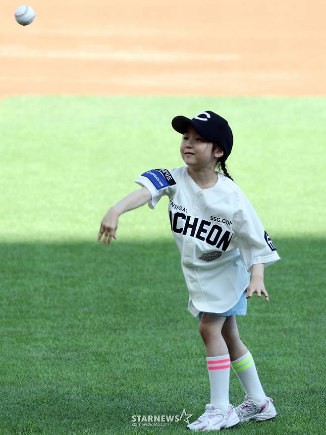 [★화보]한유섬 '오늘은 특별한 날' 시구나선 딸 한예소와 다정하게