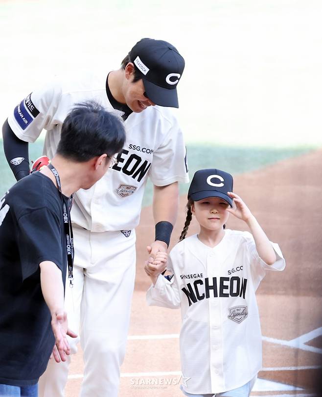 [★화보]한유섬 '오늘은 특별한 날' 시구나선 딸 한예소와 다정하게