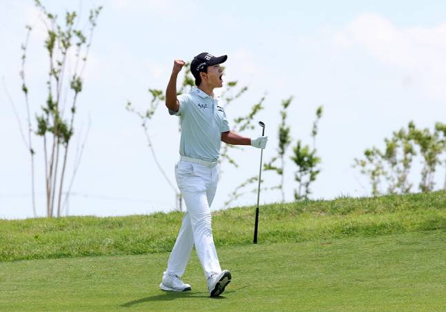 이글을 확인하고 포효하는 옥태훈. /사진=KPGA 제공