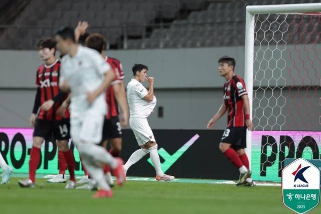 포항스틸러스 이동희(가운데)의 골 세리머니. /사진=한국프로축구연맹 제공