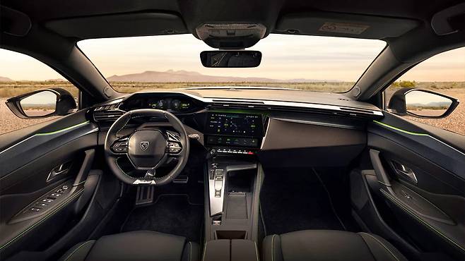 푸조 408 스마트 하이브리드 실내