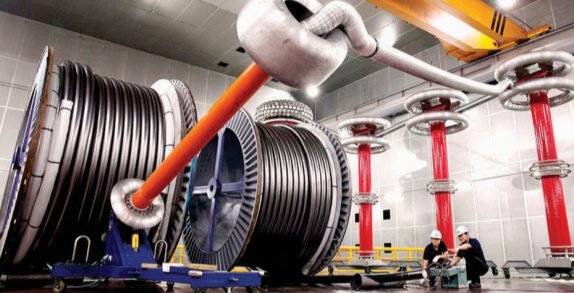 &nbsp;LS전선 직원들이 경북 구미 공장에서 초고압직류송전(HVDC) 케이블을 테스트하고 있다.&nbsp;LS전선 제공