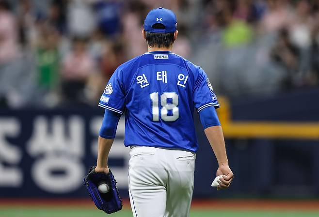 28일 오후 서울 구로구 고척스카이돔에서 열린 2025 신한 SOL Bank KBO리그 삼성 라이온즈와 키움 히어로즈의 경기, 삼성 선발투수 원태인이 5이닝 7피안타(4피홈런) 8실점(7자책점)을 기록하고 마운드를 내려갔다. 삼성 라이온즈