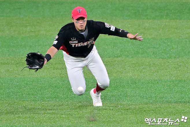 24일 오후 서울 구로구 고척스카이돔에서 열린 '2025 신한 SOL Bank KBO리그' KIA 타이거즈와 키움 히어로즈의 경기, 3회말 1사 만루 KIA 김석환이 키움 최주환의 타구를 잡기 위해 다이빙 캐치를 시도하고 있다. 엑스포츠뉴스 DB