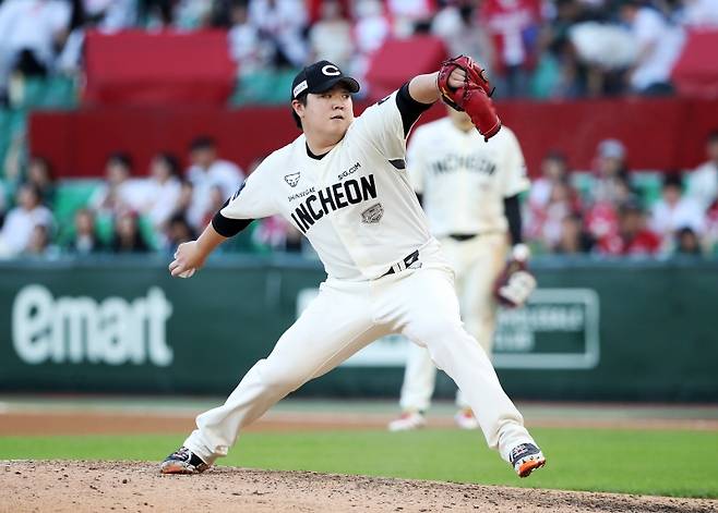 28일 인천 SSG랜더스필드에서 열린 2025 신한 SOL Bank KBO리그 한화 이글스와 SSG 랜더스의 경기, SSG가 미치 화이트의 호투와 기예르모 에레디아, 한유섬의 홈런을 앞세워 2-0으로 승리했다. 이로운이 힘차게 투구를 하고 있다. SSG 랜더스