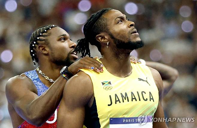 파리올림픽 남자 100ｍ 결선에서 기록을 확인하는 톰프슨(오른쪽)과 라일스 [EPA=연합뉴스 자료사진]
