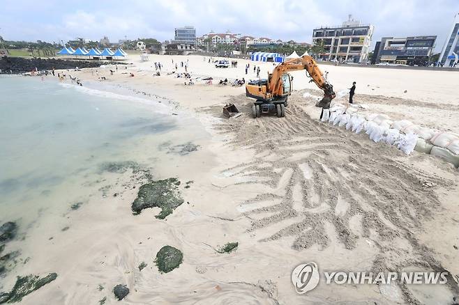 2020년 제주 함덕해수욕장 모래 유실 방지 작업 [연합뉴스 자료 사진]