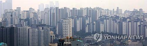 '주담대 한도 6억' 극약처방, 초강수 규제책
    (서울=연합뉴스) 최재구 기자 = 정부가 27일 발표한 가계부채 관리 강화 방안은 수도권·규제지역 주택담보대출 최대한도를 6억원으로 설정해 과도한 대출을 막고, 실수요가 아닌 경우 대출을 제한하는 데 초점을 맞췄다. 정부가 이날 '초강수' 대출 규제책을 내놓은 것은 서울 강남 아파트값 급등세가 최근 비강남권까지 확산하며 상황이 심상치 않다고 판단했기 때문이다. 사진은 이날 촬영한 서울시 아파트. 2025.6.27
    jjaeck9@yna.co.kr
(끝)