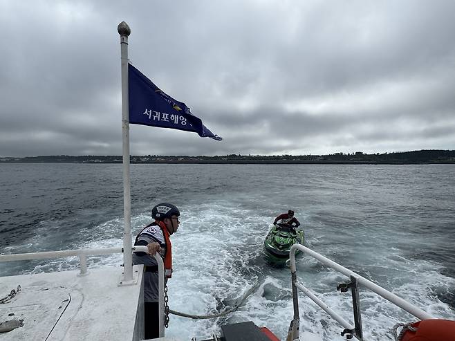 표류하던 수상 오토바이 예인 [서귀포해양경찰서 제공. 재판매 및 DB 금지]