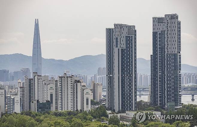 서울 강남권 아파트 전세가율은 역대 최저 (서울=연합뉴스) 황광모 기자 = 지난달 서울 강남권 아파트 매매 대비 전세가 비율(전세가율)이 역대 최저를 기록했다. 사진은 6일 서울 성동구에서 바라본 서울숲, 강남, 송파 일대의 모습. 2025.5.6 hkmpooh@yna.co.kr