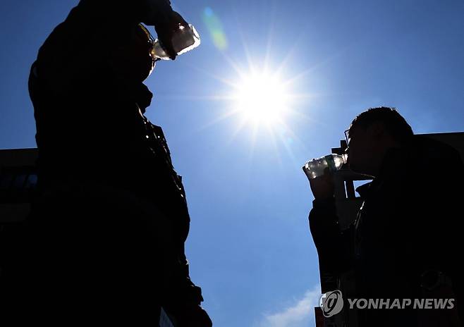 '시원한 얼음물' [연합뉴스 자료사진]