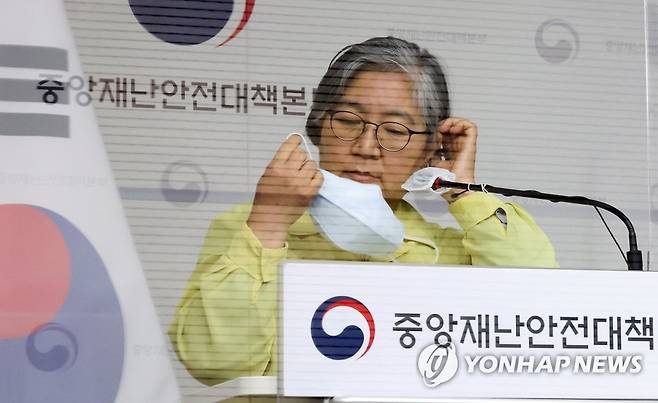 마스크 벗는 정은경 청장 (세종=연합뉴스) 김주형 기자 = 정은경 중앙방역대책본부장(질병관리청장)이 29일 오전 세종시 정부세종청사에서 열린 신종 코로나바이러스 감염증(코로나19) 대응 정례브리핑에서 실외 마스크 착용 의무 해제 등 지침 변경사항을 설명하기 위해 마스크를 벗고 있다. 2022.4.29 kjhpress@yna.co.kr