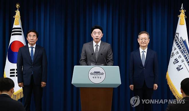 이재명 대통령, 민정수석 봉욱-경청통합수석 전성환 임명 (서울=연합뉴스) 홍해인 기자 = 강훈식 대통령비서실장(가운데)이 29일 서울 용산 대통령실 청사에서 이재명 대통령의 수석비서관 추가 인선을 발표하고 있다. 
    왼쪽부터 전성환 경청통합수석비서관, 강 비서실장, 봉욱 민정수석비서관. 2025.6.29 hihong@yna.co.kr