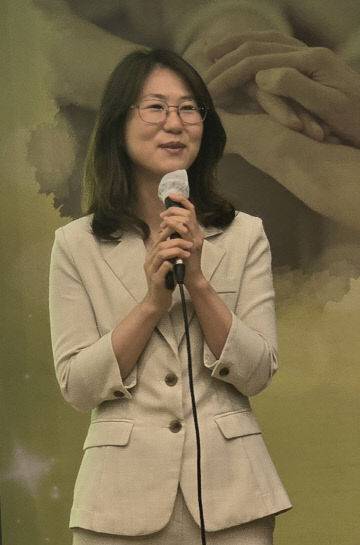 김성아 한국보건사회연구원 부연구위원이  '고립.은둔 실태와 정책 과제'를 제목으로 발제하고 있다.