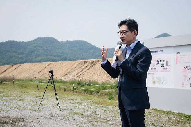 김경수 위원장이 5월 26일 이재명 대통령의 중앙선거대책위원장 자격으로 국회 세종의사당 예정지를 찾은 자리에서 '행정수도 이전'의 당위성을 역설하고 있는 모습. 사진=중도일보 DB.