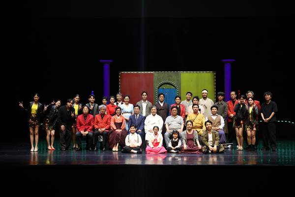 ▲ '악극-울어라 열풍아' 공연 후 출연자 등이 기념촬영을 하고 있다. 극단 청사 제공