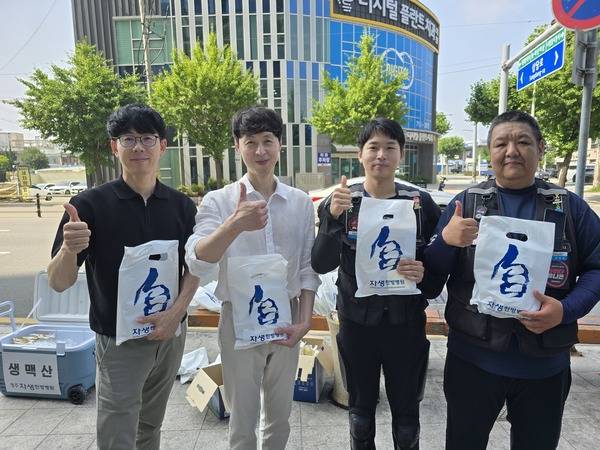 ▲ 최우성(왼쪽 두번째) 병원장과 라이더유니온 관계자가 한방차 나눔 행사 후 기념 사진을 찍고 있다. 청주자생한방병원 제공