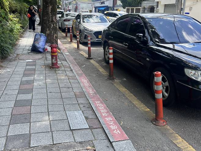 30일 광주 동구 서석동에 위치한 소방시설 주정차금지구역에 차량들이 줄지어 세워져 있다. /박건우 기자