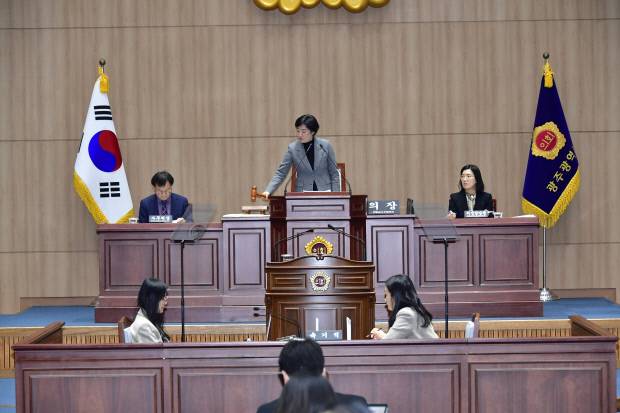 광주시의회에서 의안에 대한 의결이 이뤄지고 있다. <광주시의회 제공>