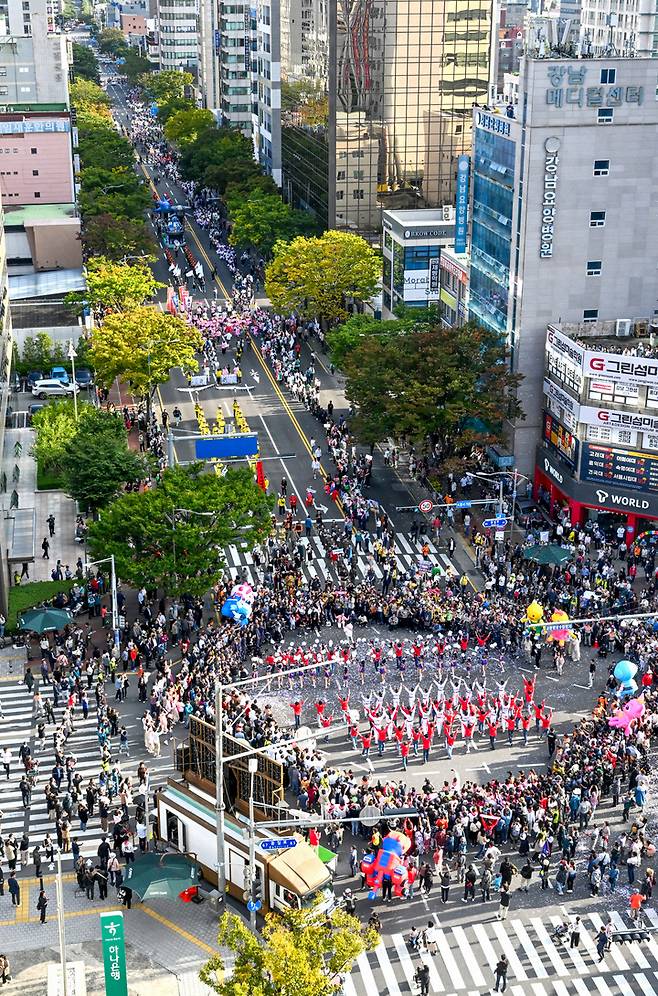 울산시청 사거리에 마련된 특설무대 앞에서 2024 울산공업축제 거리 퍼레이드와 함께 가수 테이, 소림사 무술시범단, 태권도시범단 등의 울산사람 대화합 '플래시몹' 행사가 열리고 있다. 울산매일 포토뱅크