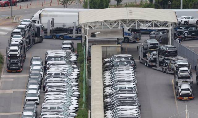 도널드 트럼프 미국 행정부의 수입차 25％ 관세 여파로 지난달 국내 자동차 총생산 규모가 감소했다. 현대차·기아의 지난 5월 대미 수출 물량은 총 7만7천892대로 작년 동월(9만9천172대)보다 21.5％ 감소한 것으로 집계됐다. 사진은 24일 경기도 광명시 기아 오토랜드 광명에서 트레일러가 차량을 옮기고 있다. 연합뉴스