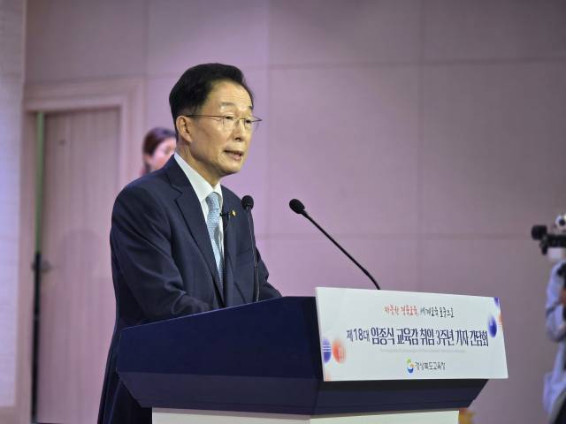 임종식 경북교육감이 30일 본청 웅비관에서 취임 3주년 기자 간담회를 진행하고 질의응답 시간을 가지고 있다. 김영진 기자